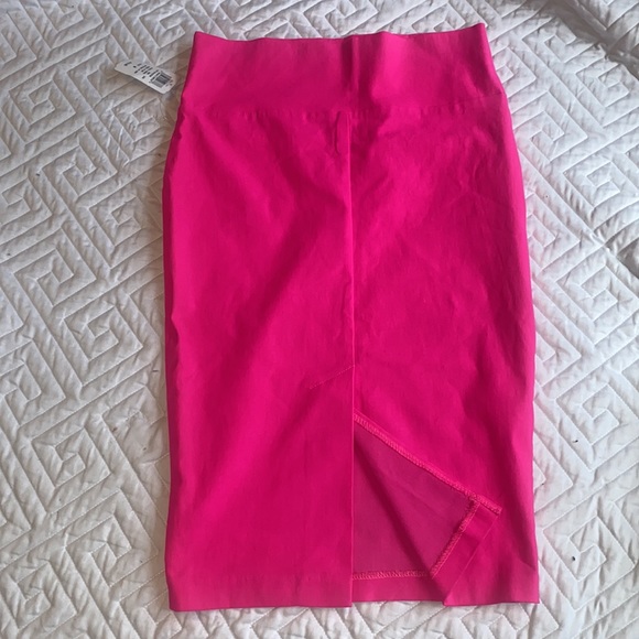 Women’s Medium Barbie Hot pink pencil skirt - Picture 4 of 4